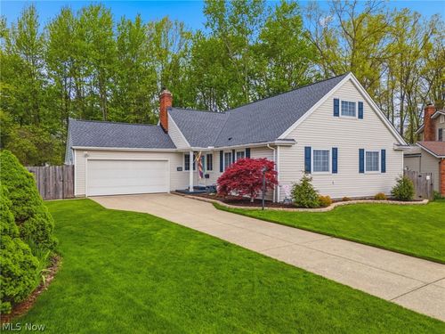 29575 Dorchester Dr, North Olmsted, OH, 44070-5048 | Card Image