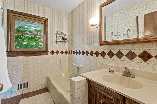 Main floor bathroom | Image 14