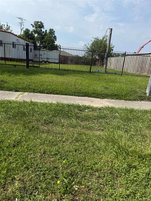 847 S Victory Dr, Houston, TX, 77088-6357 | Card Image