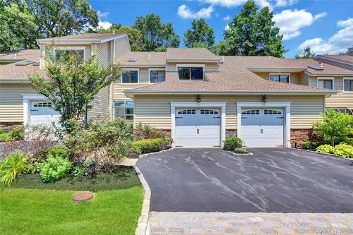 18 Villas Cir, Huntingtn Sta, NY, 11747-3051 | Card Image