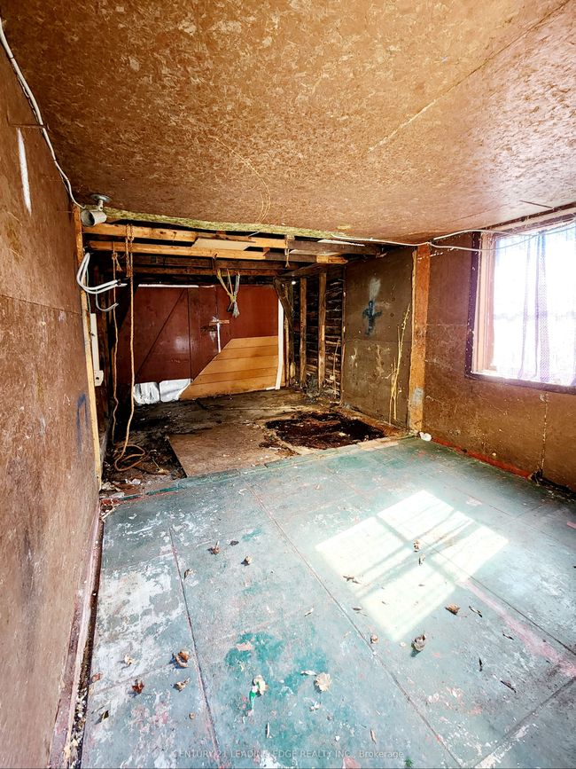 635 Coxwell Ave, House attached with 3 bedrooms, 2 bathrooms and null parking in Toronto ON | Image 38