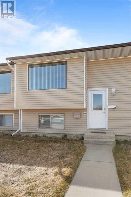 29 Link Crt Sw, Medicine Hat, AB, T1A7X6 | Card Image