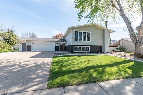 1517 Oakland Dr, Bismarck, ND, 58504-6445 | Card Image