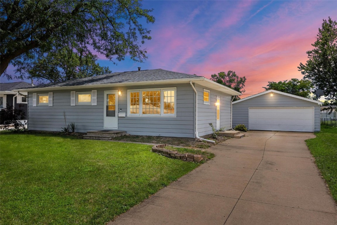 Raney St, Hiawatha, IA 52233