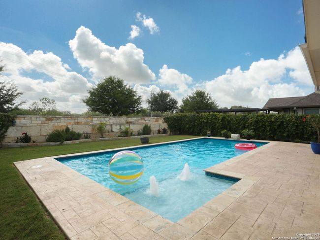 Pool with bubblers and pool sweep | Image 26