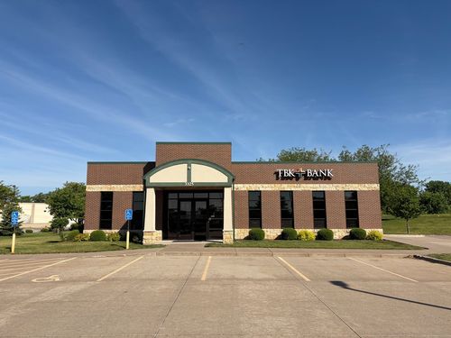 3325 W Kimberly Rd, Davenport, IA, 52806-3046 | Card Image