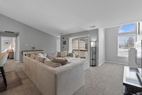 unit-4-9374 W Loomis Rd, Franklin, WI, 53132-8227 | Card Image