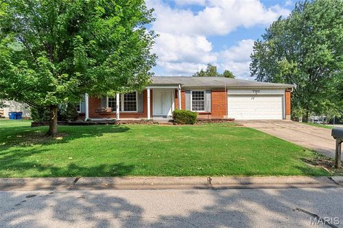 2 Oak Point Ct, Saint Peters, MO, 63376-1881 | Card Image