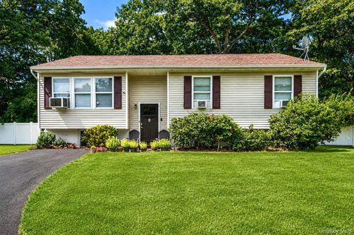 4 Witmer Court, Islip, NY, 11749 | Card Image