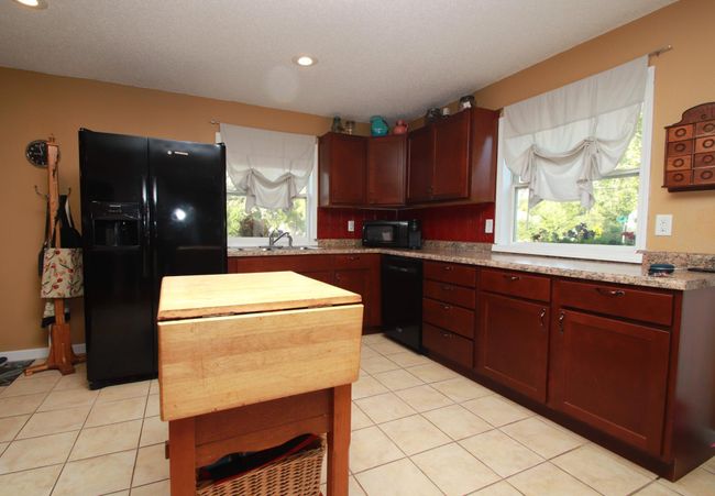 Spacious kitchen | Image 6