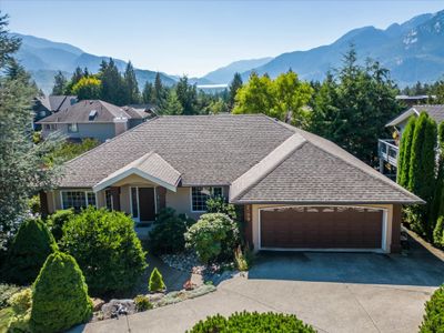 2009 Glacier Heights Pl, House other with 4 bedrooms, 2 bathrooms and 5 parking in Squamish BC | Image 2