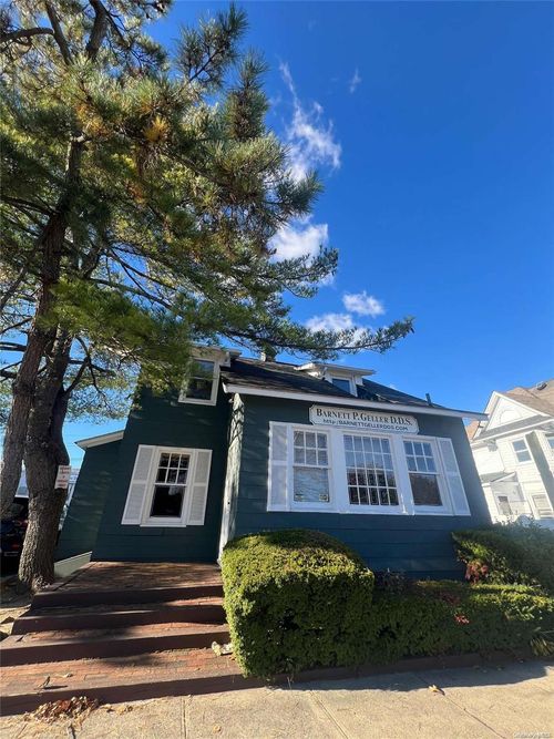 22 Broadway Mews, Hewlett, NY, 11557-2005 | Card Image
