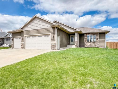 2704 E Augusta St, Brandon, SD, 57005-6704 | Card Image