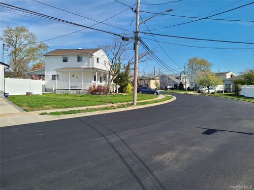 50 Ann Dr E, Freeport, NY, 11520-5745 | Card Image