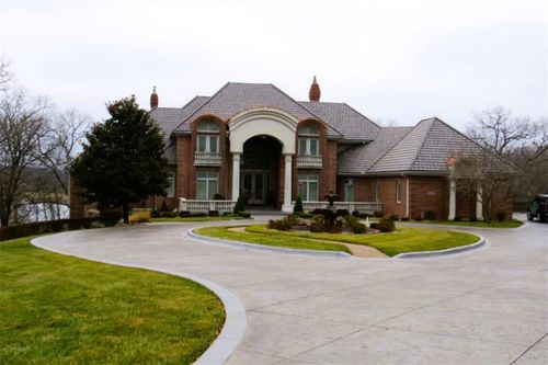 6006 Westshore Ct, Parkville, MO, 64152-3665 | Card Image