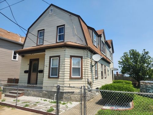 38 Beech St, New Bedford, MA, 02740-2604 | Card Image
