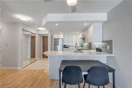 903-25 Agnes St, Mississauga, ON, L5B3X7 | Card Image