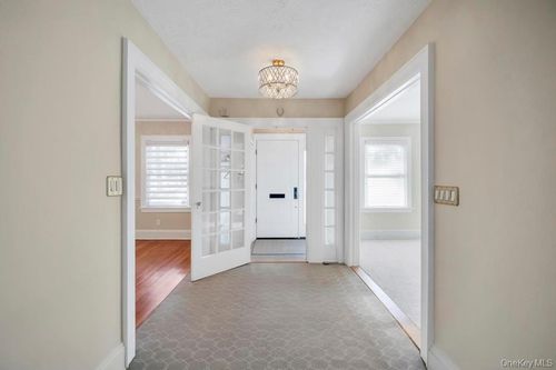 9 Sycamore Dr, Great Neck, NY, 11021-1811 | Card Image