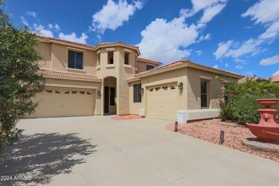 3 car garage & beautiful entrance | Image 2