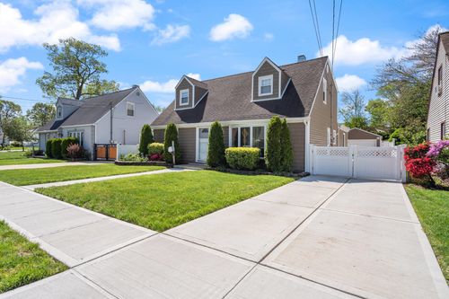40 Pine Ln, Valley Stream, NY, 11581-2629 | Card Image