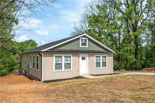 121 Mathis St, Jonesville, NC, 28642-2425 | Card Image