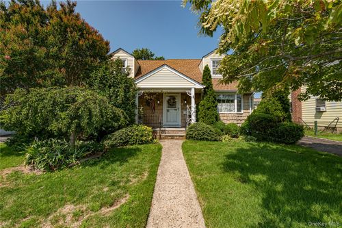 9 Croyden Lane, Oyster Bay, NY, 11801 | Card Image