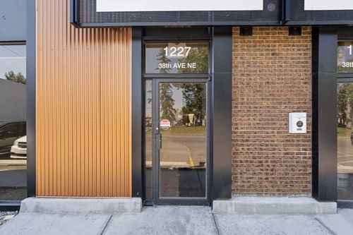 1227 38 Avenue Ne, Calgary, AB, T2T2J3 | Card Image