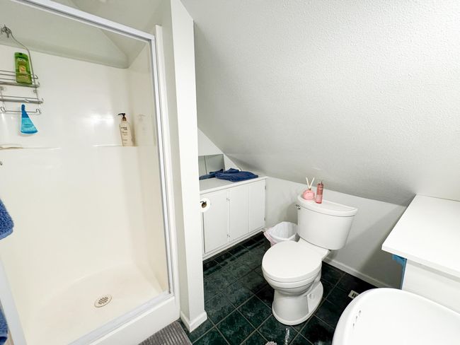 Upper Level Bathroom 1.jpg | Image 17