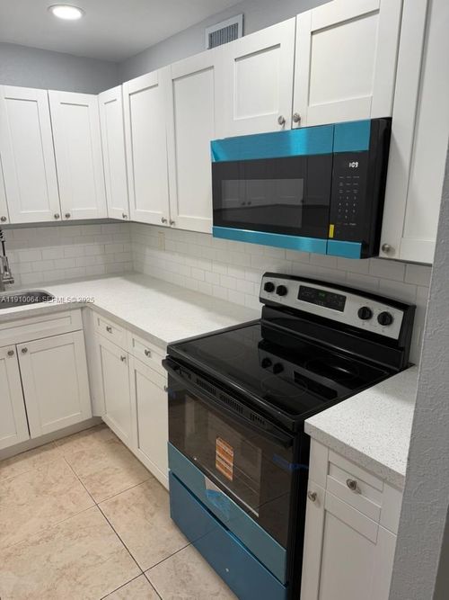 412-1805 W 56th St, Hialeah, FL, 33012-7301 | Card Image