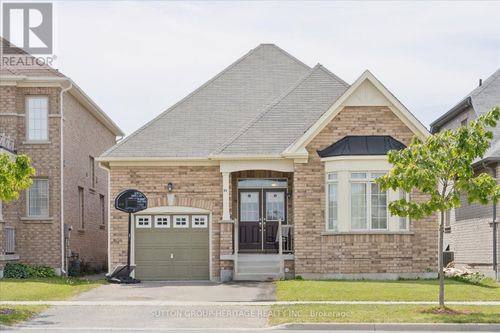 64 Pedwell St, Newcastle, ON, L1B0E1 | Card Image