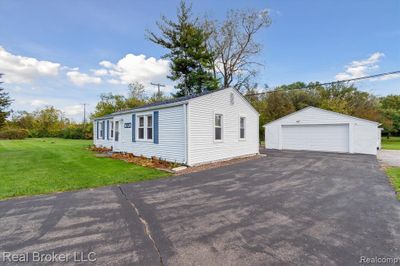 28043 Goddard Road, Home with 2 bedrooms, 1 bathrooms and null parking in Romulus MI | Image 2