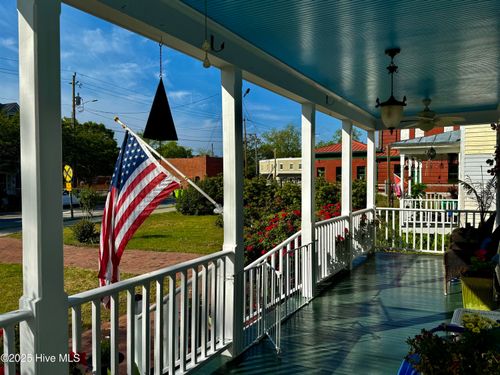 406 Queen St, New Bern, NC, 28560-4026 | Card Image