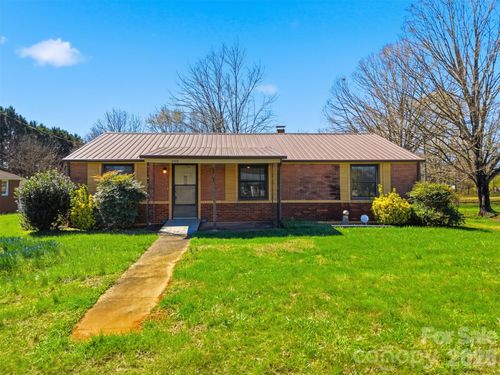 2421 35th Street Ct Ne, Hickory, NC, 28601-7747 | Card Image