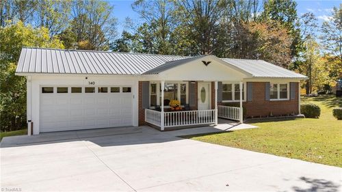 140 Nevada Ave, Mount Airy, NC, 27030-9622 | Card Image