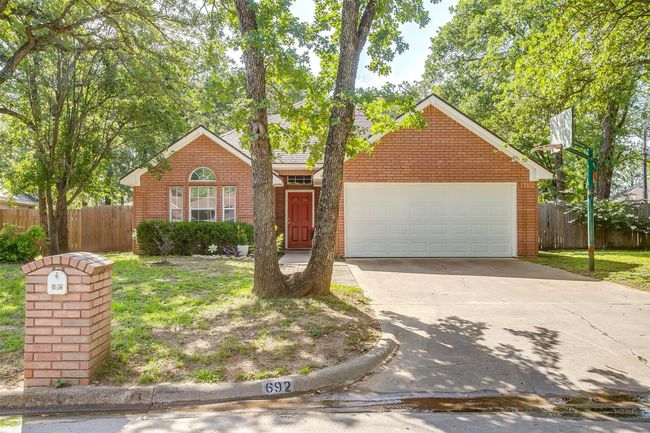 692 High Crest Dr, House other with 3 bedrooms, 2 bathrooms and null parking in Azle TX | Image 4