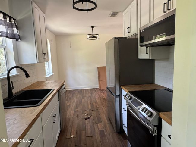 kitchen/dining | Image 8