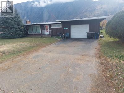 17 7th Ave, House other with 2 bedrooms, 2 bathrooms and 2 parking in Keremeos BC | Image 1