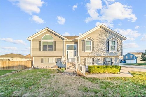 21407 Red Oak Lane, Peculiar, MO, 64078 | Card Image