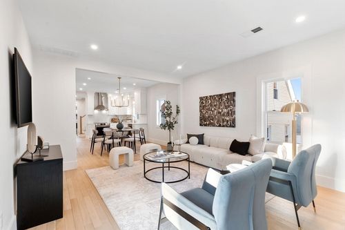 apt-2-7 Bennett St, Medford, MA, 02155-6671 | Card Image