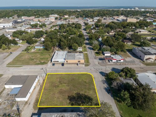 705 9th St N, Texas City, TX, 77590-7450 | Card Image