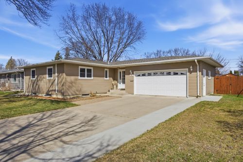 2909 Edgewood Dr N, Fargo, ND, 58102-1646 | Card Image