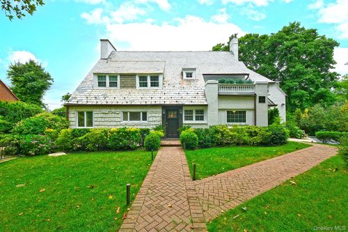 3 Beacon Hill Rd, Port Washington, NY, 11050-3003 | Card Image
