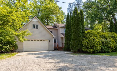 2475 S Ortonville Rd, Ortonville, MI, 48462-8643 | Card Image