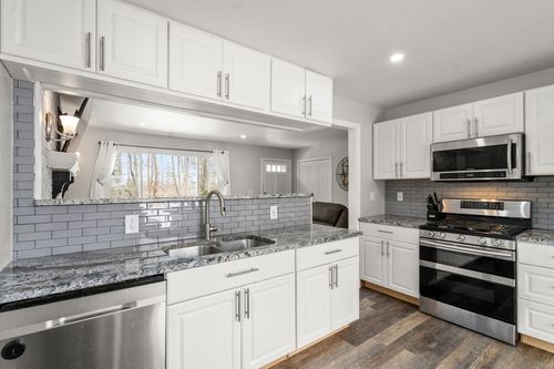 125 Rowe St, New Bedford, MA, 02740-3001 | Card Image