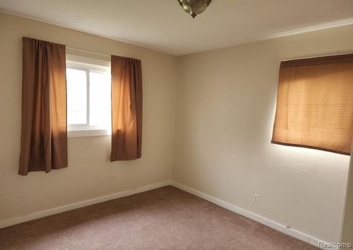 32352 Keewenaw St, Westland, MI, 48186-4724 | Card Image