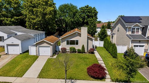 5 Willets Dr, Syosset, NY, 11791-3913 | Card Image