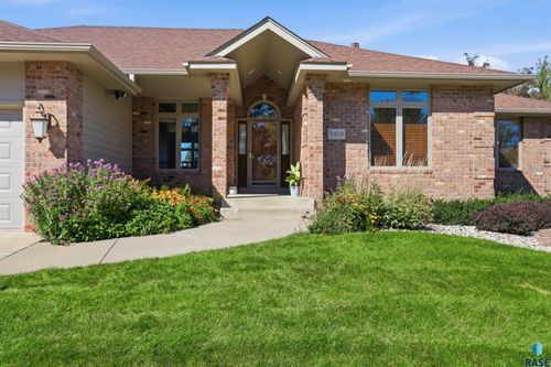 5409 S Seabrook Cir Circle, Sioux Falls, SD, 57108-4683 | Card Image