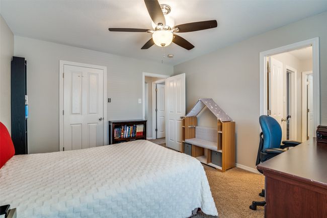 The jack and jill bathroom is between bedroom 3 and 4. | Image 25