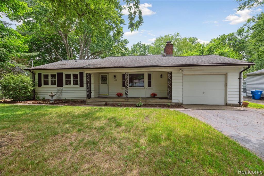 Hickory Ln, Waterford, MI 48327