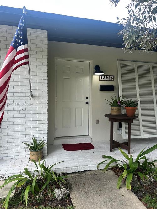 18225 Sw 94th Ave, Palmetto Bay, FL, 33157-5612 | Card Image